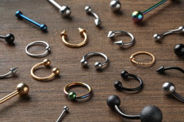 Ahşap masaya piercing takmak için şık mücevherler.