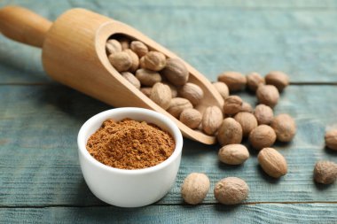 Bir kase hindistan cevizi tozu ve tohumlu açık mavi ahşap masa.