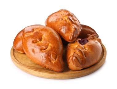 Beyaz arka planda lezzetli fırınlanmış köfteli ahşap tahta.