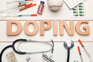 Düz kompozisyon beyaz ahşap masa üzerinde Doping ve uyuşturucu kelime