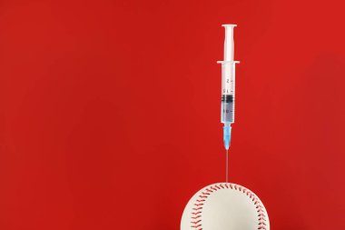 Kırmızı zemin üzerinde şırınga olan beysbol topu, mesaj için boşluk. Doping kavramı