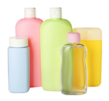 Beyaz arka planda bebek kozmetik ürünleri şişeleri