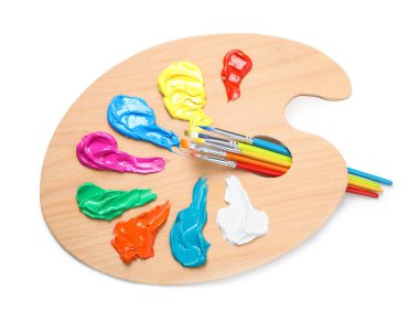 Beyaz arka planda boya ve fırçalı palet, üst manzara. Sanatçı ekipmanı