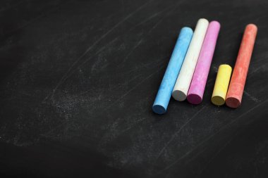 Siyah tahtada renkli tebeşirler, metin için boşluk