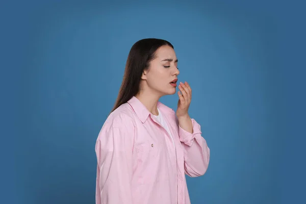 Jovem Mulher Espirrando Fundo Azul Sintomas Frios — Fotografia de Stock