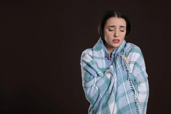 暗い背景に熱に苦しんで毛布に包まれた若い女性 テキストのためのスペース 風邪の症状 — ストック写真