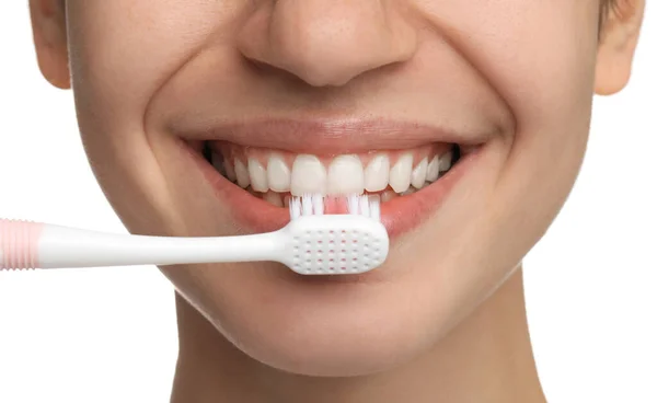 Mulher Escovando Dentes Fundo Branco Close Cuidados Dentários — Fotografia de Stock