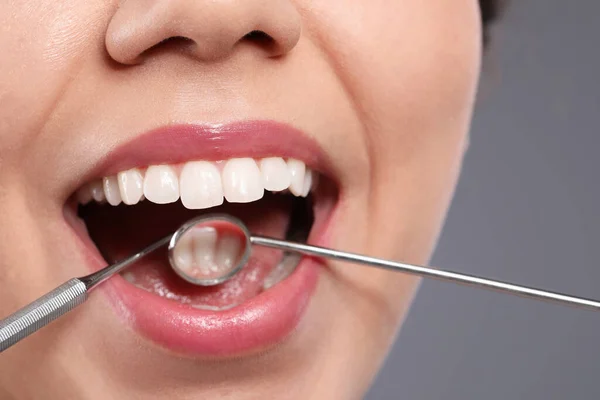 Examinar Los Dientes Mujer Con Espejo Del Dentista Sobre Fondo — Foto de Stock