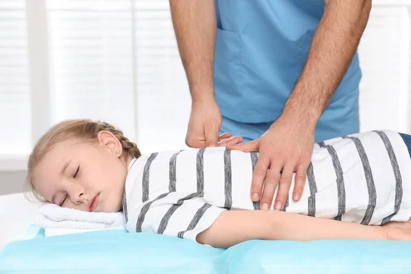Ortopedista Massageando Costas Criança Clínica Close Tratamento Escoliose — Fotografia de Stock