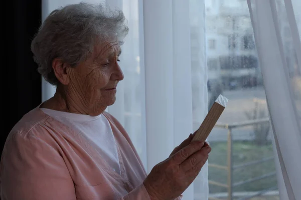 Starsza Kobieta Ramą Przy Oknie Środku Pojęcie Samotności — Zdjęcie stockowe