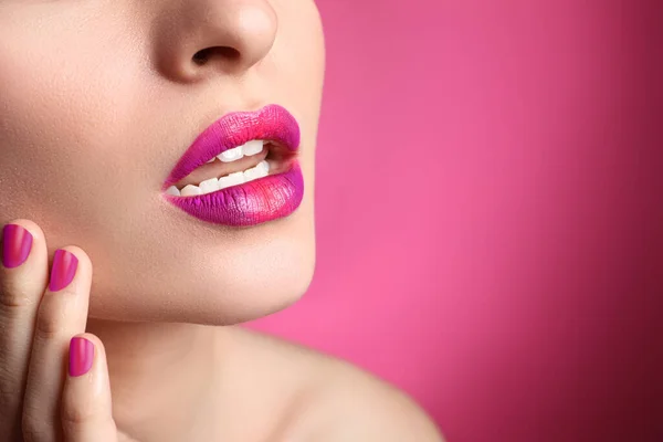 Mujer Joven Con Hermosos Labios Maquillaje Sobre Fondo Rosa Primer —  Fotos de Stock