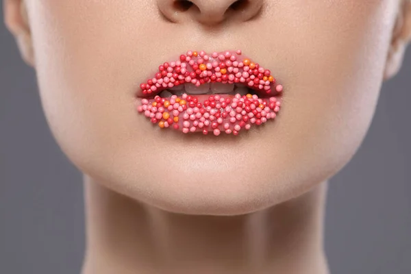Νεαρή Γυναίκα Όμορφα Χείλη Καλύπτονται Πασπαλίσματα Ζαχαροπλαστικής Γκρι Φόντο Closeup — Φωτογραφία Αρχείου