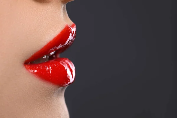 灰色の背景に美しい赤い唇を持つ若い女性 クローズアップ テキストのスペース — ストック写真