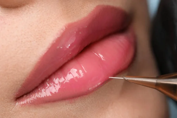 Jonge Vrouw Tijdens Procedure Van Permanente Lip Make Schoonheidssalon Close — Stockfoto
