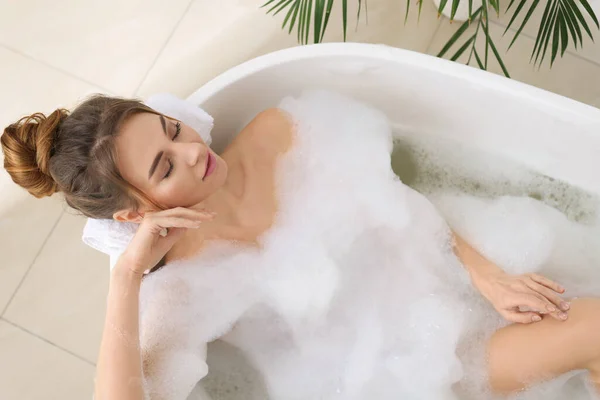 Mooie Vrouw Genieten Bubbelbad Thuis Boven Uitzicht — Stockfoto