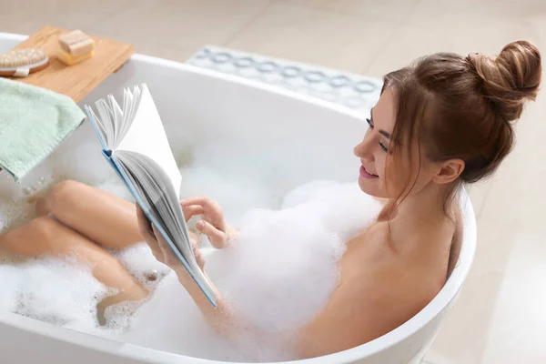 Hermosa Mujer Leyendo Libro Mientras Disfruta Baño Burbujas Casa —  Fotos de Stock