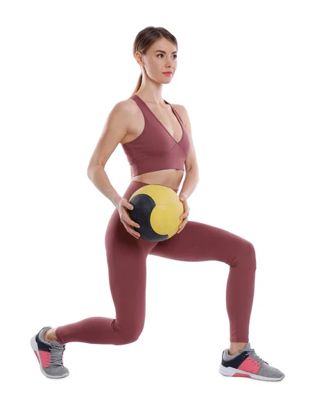 Sportowa Kobieta Robi Ćwiczenia Piłką Medycyny Izolowane Białym — Zdjęcie stockowe