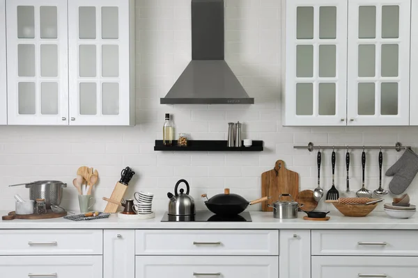 Countertop Dengan Peralatan Memasak Yang Berbeda Dapur — Stok Foto