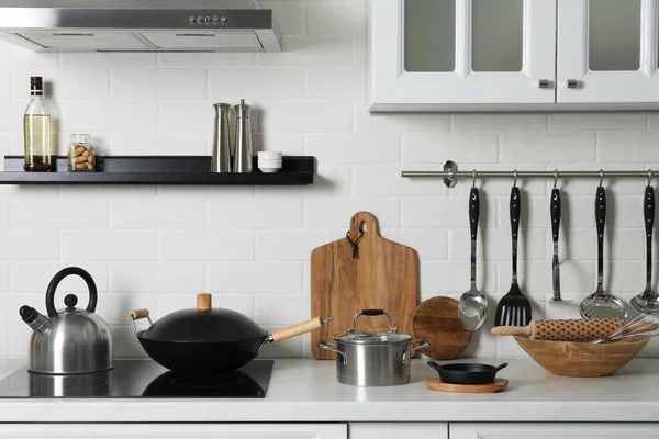 Столешница Различными Кухонными Принадлежностями Кухне — стоковое фото