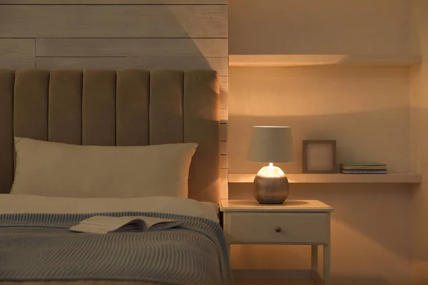 卧室床头柜床头柜上的老式夜灯 — 图库照片