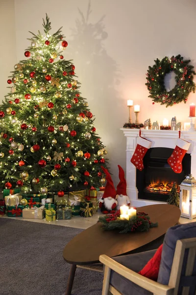 舒适的室内 有美丽的圣诞树和壁炉 — 图库照片