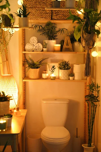 Elegante Cuarto Baño Interior Con Inodoro Plantas Verdes — Foto de Stock