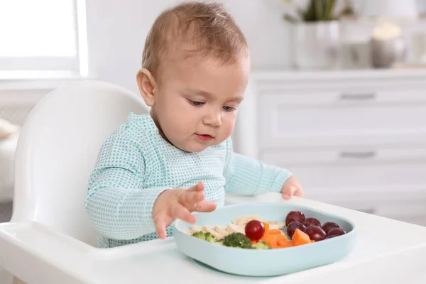 Schattig Klein Baby Eten Voedsel Kinderstoel Thuis — Stockfoto