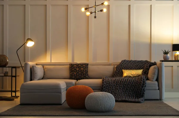 Interior Sala Estar Con Diferentes Pufs Punto Elegantes Sofá — Foto de Stock