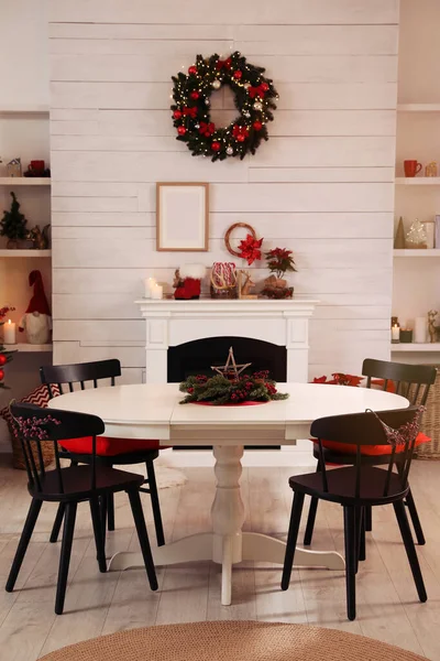 美しいクリスマスの花輪と暖炉と居心地の良いダイニングルームのインテリア — ストック写真