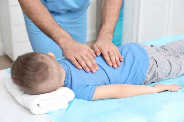 Ortopedista Massageando Costas Criança Clínica Close Tratamento Escoliose — Fotografia de Stock