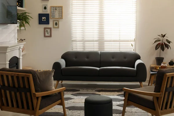 Hangulatos Belső Tér Kényelmes Kanapéval Fotelekkel Dekoratív Kandallóval — Stock Fotó