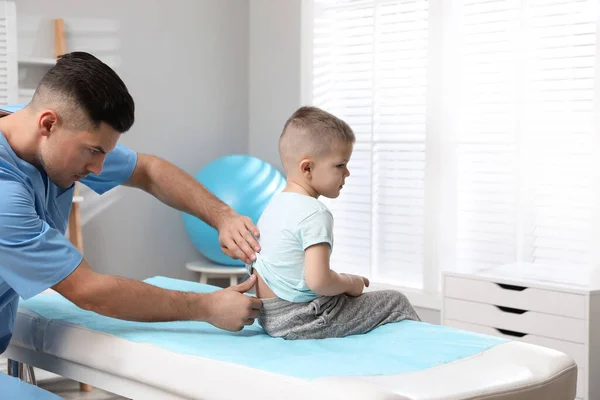 Orthopédiste Examinant Dos Enfant Clinique Traitement Scoliose — Photo