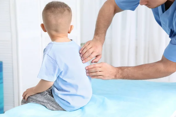 Orthopeed Die Het Kind Onderzoekt Terug Kliniek Close Scoliosebehandeling — Stockfoto