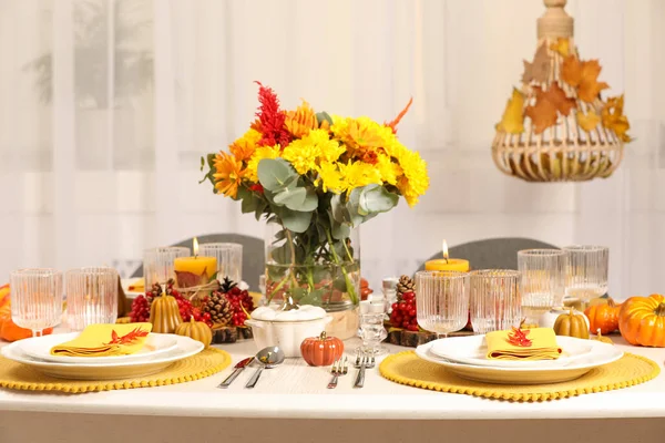 花の装飾とカボチャを屋内で秋のテーブル設定 — ストック写真