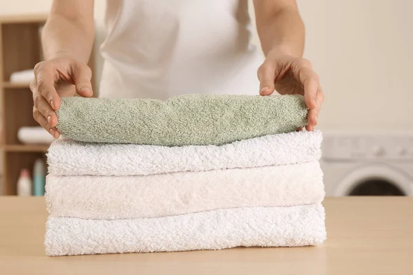 Vrouw Met Gevouwen Schone Badstof Handdoeken Aan Tafel Wasruimte Closeup — Stockfoto