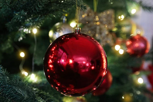 Árbol Navidad Bellamente Decorado Con Adorno Rojo Primer Plano —  Fotos de Stock