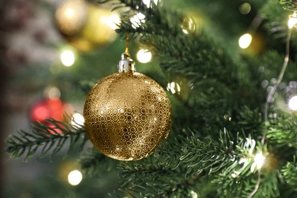 Árbol Navidad Bellamente Decorado Con Adornos Dorados Primer Plano —  Fotos de Stock