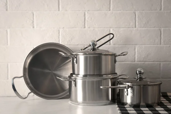 Set Stainless Steel Cookware Table White Brick Wall — Stock Photo, Image