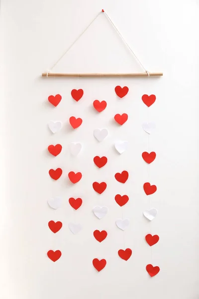 Beyaz Duvarda Kalpler Olan Güzel Bir Dekor Sevgililer Günü Kutlaması — Stok fotoğraf