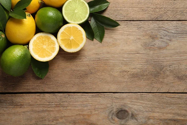 Limoni Freschi Maturi Lime Foglie Verdi Fondo Legno Posa Piatta — Foto Stock