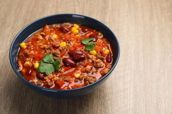 Tigela Com Chili Saboroso Con Carne Mesa Madeira Close — Fotografia de Stock