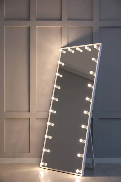 Moderní Zrcadlo Žárovkami Blízkosti Tvarovací Stěny Pokoji — Stock fotografie
