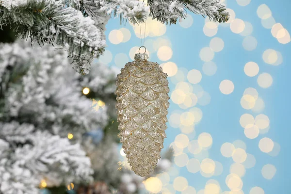 Hermosa Bola Forma Cono Colgando Árbol Navidad Contra Las Luces —  Fotos de Stock