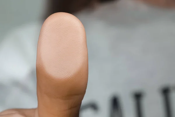 Kvinna Trycker Fingret Mot Ytan Närbild Skanning Fingeravtryck — Stockfoto