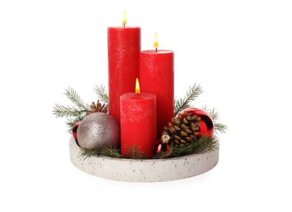 Schöne Brennende Kerzen Mit Weihnachtsdekor Auf Weißem Hintergrund — Stockfoto