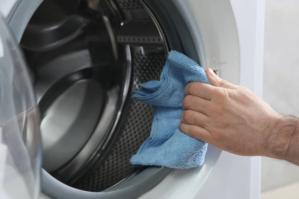 Boş Çamaşır Makinesini Paçavrayla Temizleyen Adam Yakın Plan — Stok fotoğraf