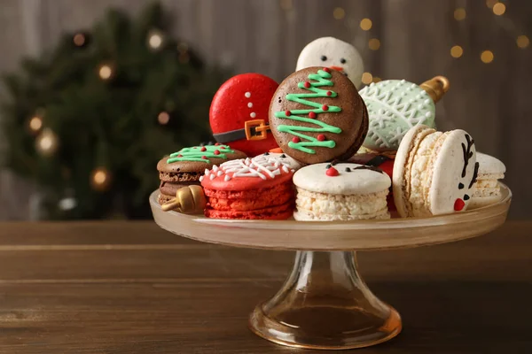 Stojan Krásně Zdobené Vánoční Macarons Dřevěném Stole Proti Rozmazané Slavnostní — Stock fotografie