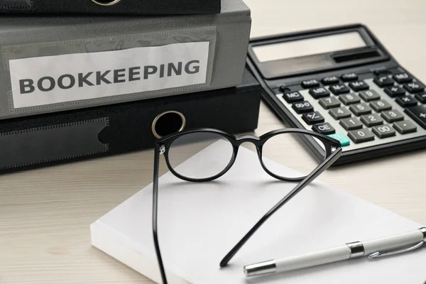 Boekhouder Werkplaats Met Folders Glazen Briefpapier Houten Tafel — Stockfoto