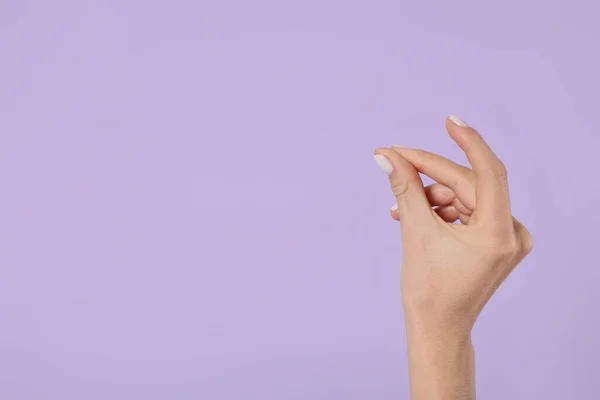 Woman Snapping Fingers Violet Background Closeup Hand Space Text — Stock Photo, Image