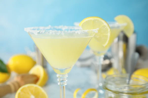 Läckra Knän Cocktail Bordet Mot Ljusblå Bakgrund Närbild — Stockfoto